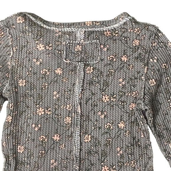 We The Free NWT Gray Waffle Knit Long Sleeve Top Thermal Floral Thumb Holes XS - Picture 3 of 9